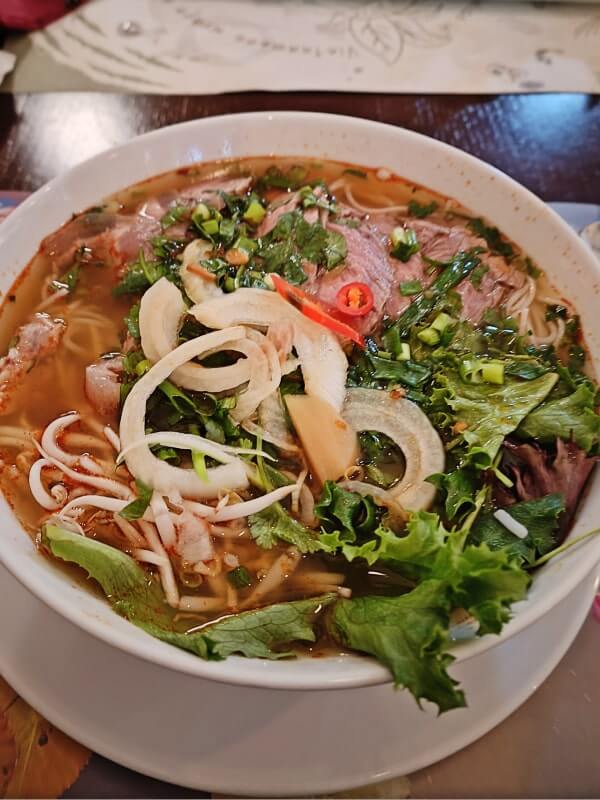 初次造訪這間越南餐廳時,對他們新年限定的越南河粉(如圖)印象深刻,再訪時點了一般的越南河粉,花了14歐元卻是一口平淡無奇。