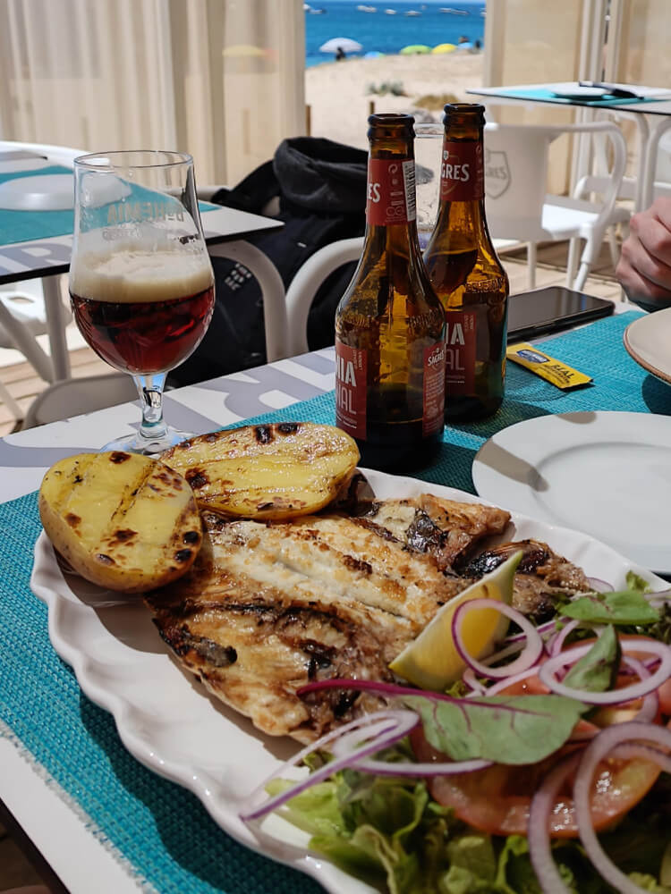 有時候簡單的料理便能滿足我的味蕾。這是我在Setúbal海邊餐廳O Zeca品嚐到的烤金頭鯛(Dourada Grelhada)。