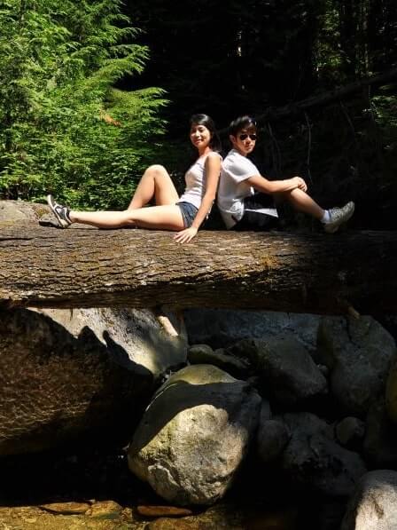 身旁是我在服飾店上班認識的同事小布，後來他成為我在溫哥華最要好的朋友之一。