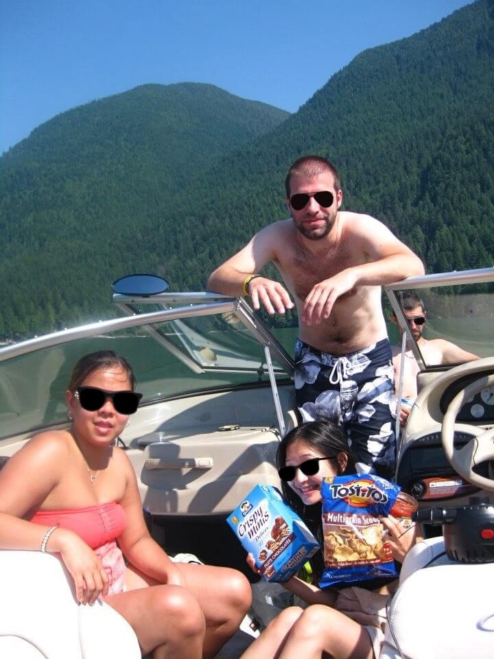 人生第一次的快艇派對，我們在船上飲酒作樂、玩拖曳船，眼前的湖光山色令人賞心悅目。