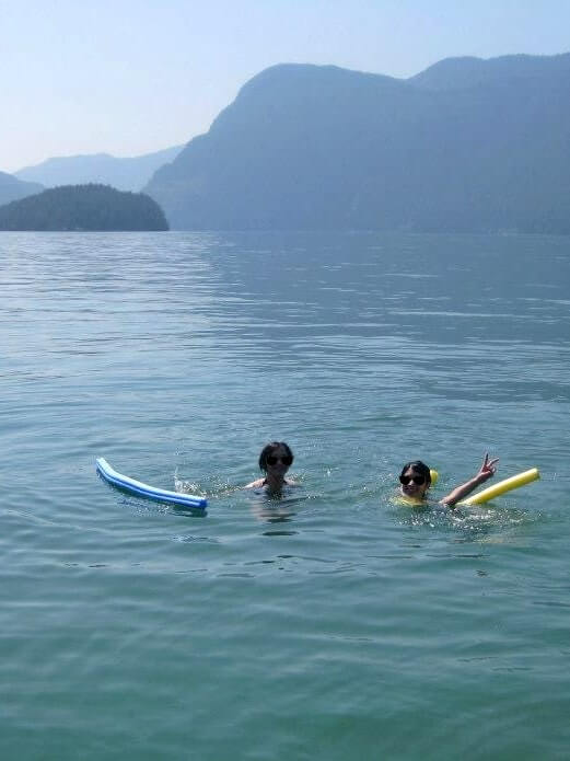 我們的船行駛在Pitt Lake，當船的引擎熄火後，我和室友便迫不及待地跳入湖中游泳。