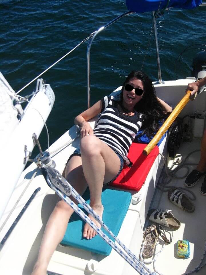 第一次乘坐私人帆船，當我嘗試掌舵時，因太快轉變方向，導致船隻嚴重傾斜，差點翻船。