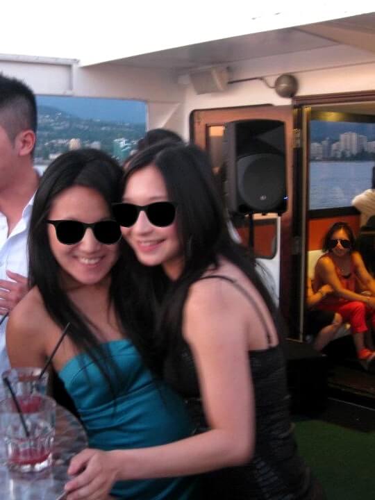 夏季的溫哥華到處都是遊艇派對，船上所見的夕陽美景及燈火闌珊的港灣畫面，至今仍令我難忘。