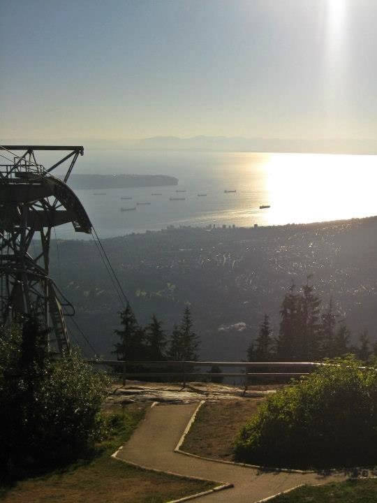 登頂Grouse Grind後看到的風景，接著我們乘坐纜車（Skyride）下山。