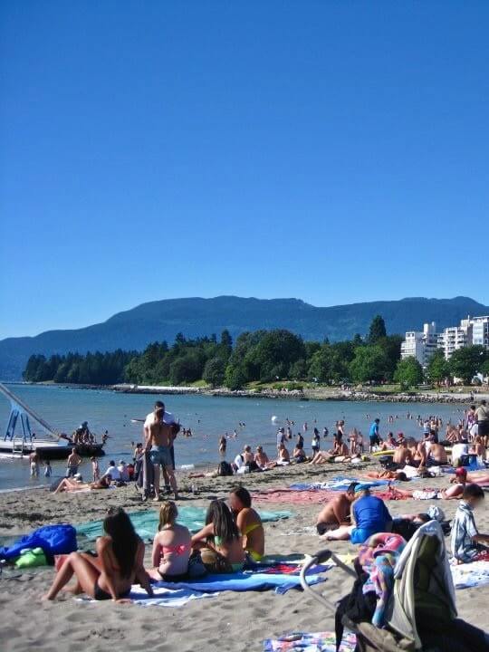 在English Bay享受日光浴