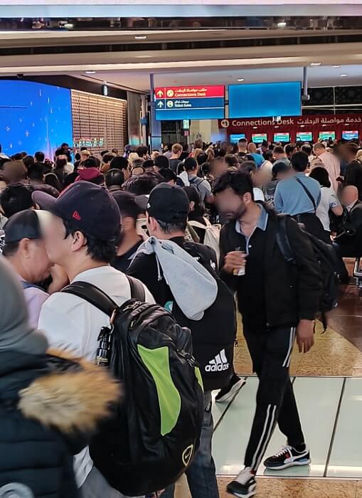 這是4/19清晨2點轉機櫃檯前的排隊人潮，此時依舊不斷有新的旅客湧進來。