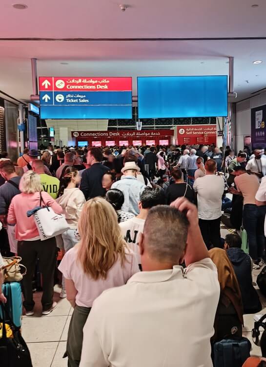 4/18晚上10點多，杜拜轉機櫃檯依舊大排長龍，不過已經比上午的人龍短了許多。