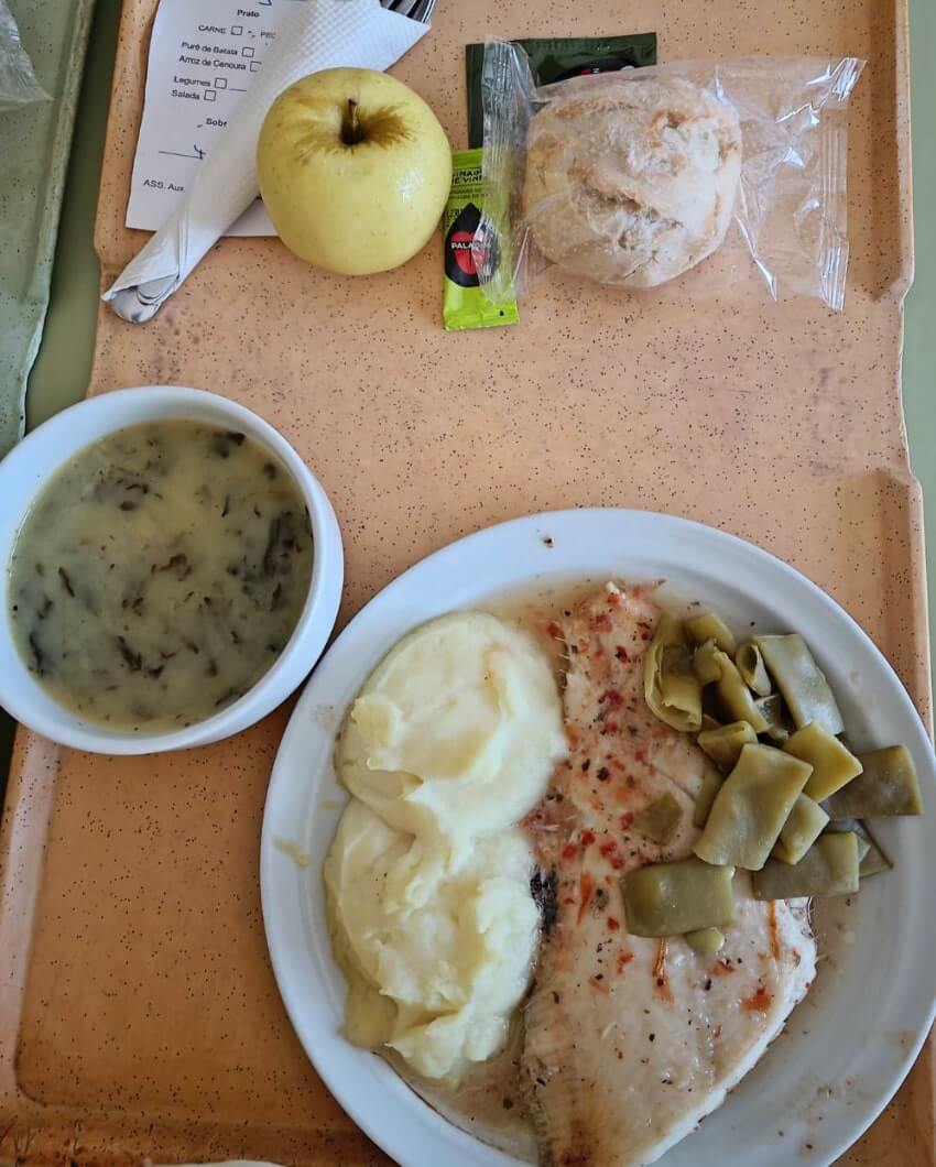 海帶湯味道清淡到像在喝水,扁豆有點煮過頭。