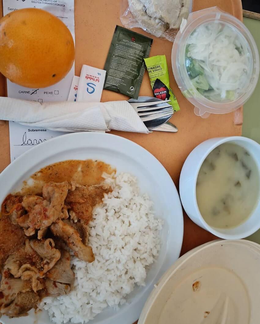 依舊是味道淡如水的海帶湯,不過主菜的豬肉意外地好吃。