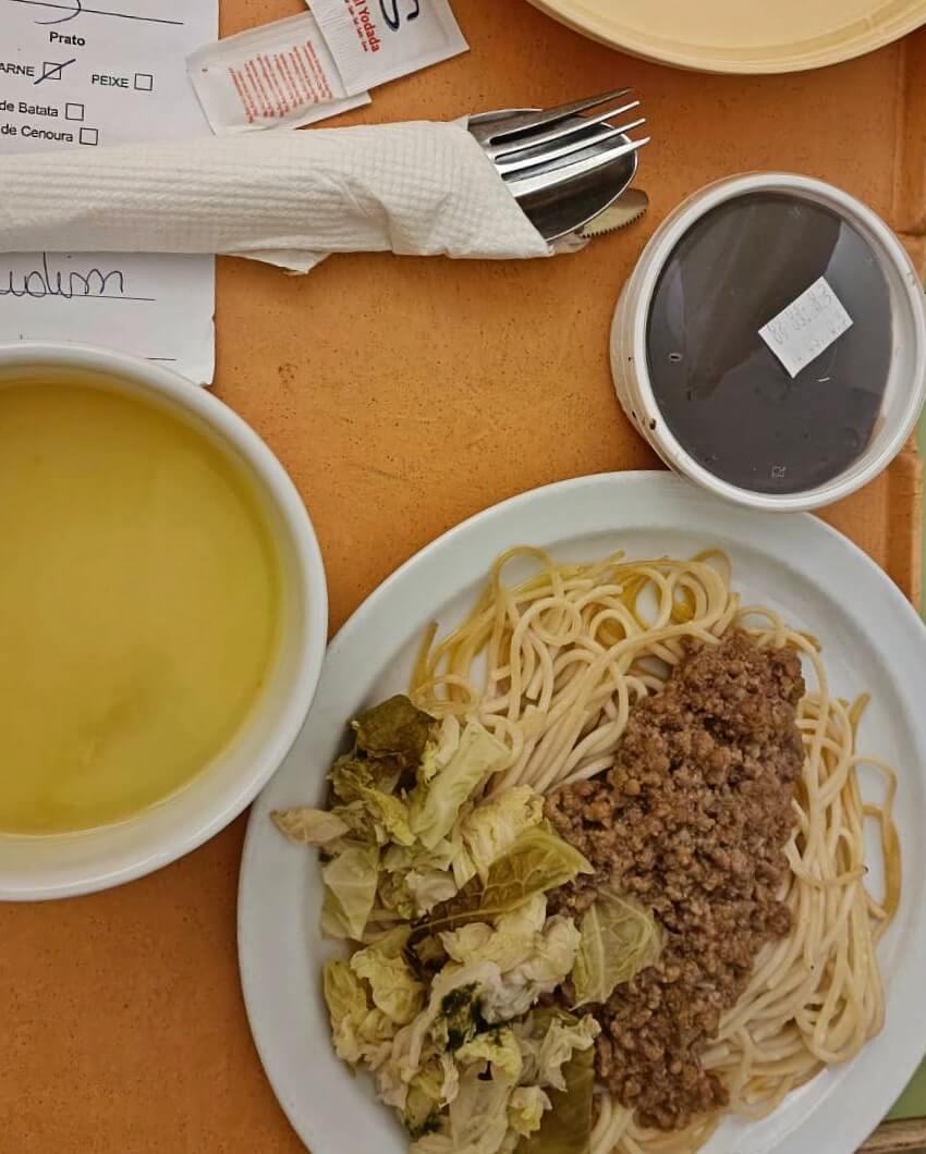 湯很像是稀釋過的南瓜水,菜和甜點的口味實在一言難盡。