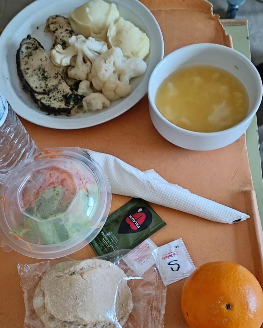 什麼是色香味俱全的相反?大概就是我在醫院吃到的產後餐吧!😂